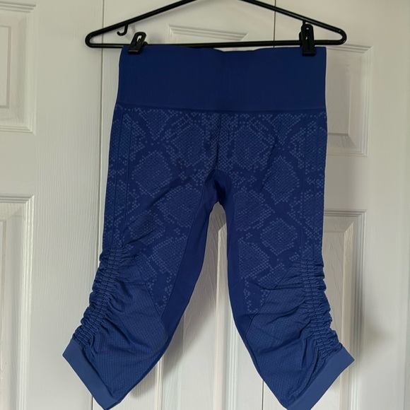 lululemon athletica Pants - Lululemon Flow Crops Size 6❤️❤️